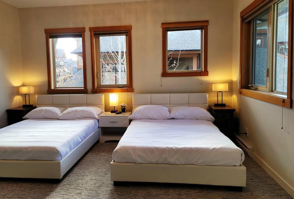 Mountain Escape sleeps 10 Guests in this 3BD 2BT Top Floor Condo with Mountain View