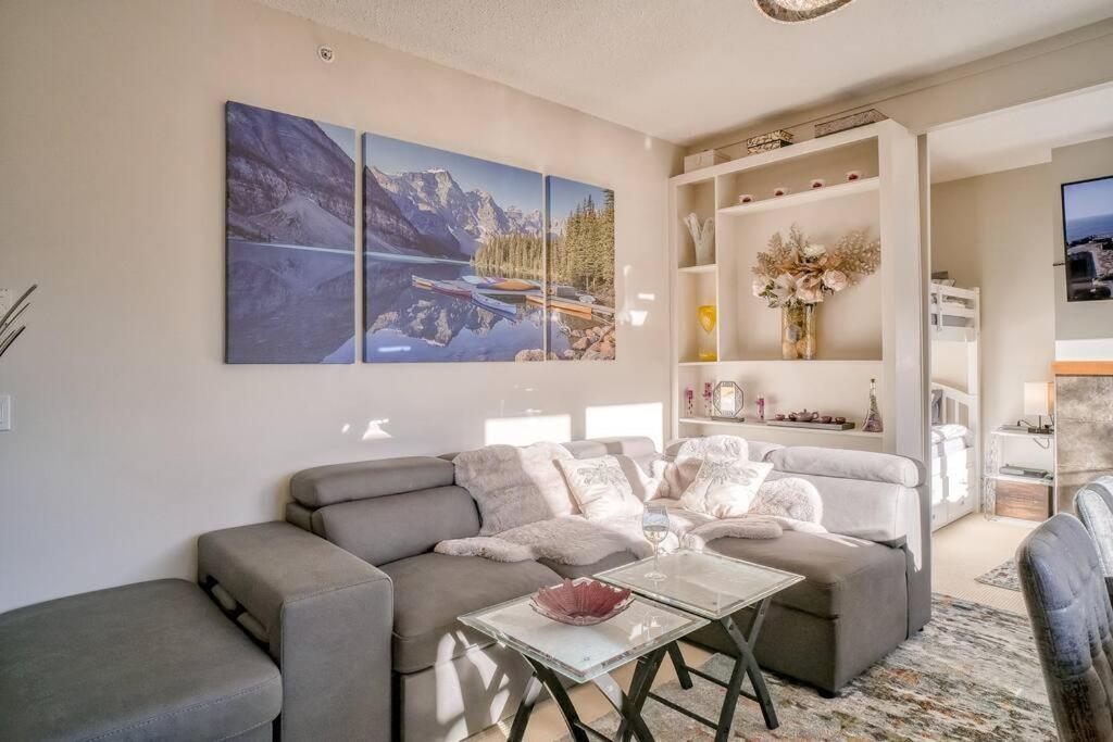 Mountain Escape sleeps 10 Guests in this 3BD 2BT Top Floor Condo with Mountain View