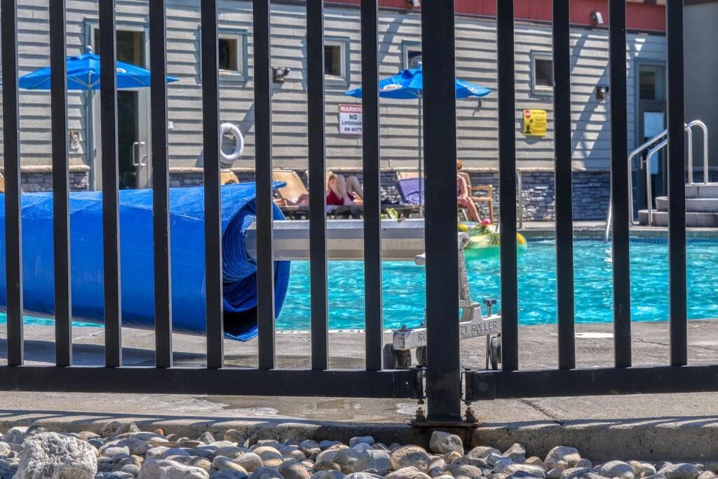 Mountain Escape sleeps 10 Guests in this 3BD 2BT Top Floor Condo with Mountain View