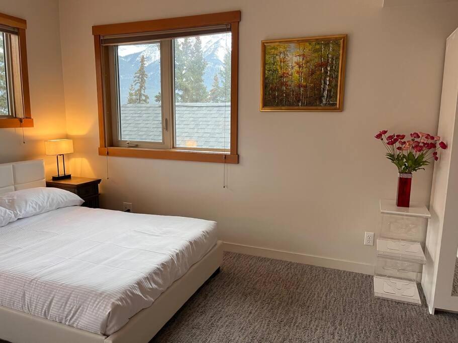 Mountain Escape sleeps 10 Guests in this 3BD 2BT Top Floor Condo with Mountain View