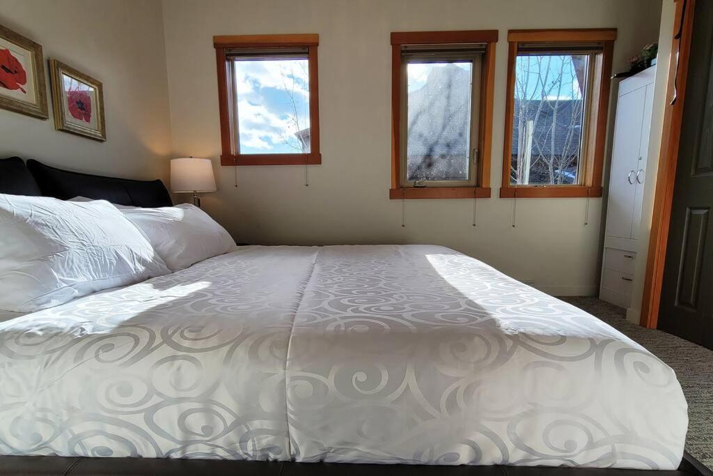Mountain Escape sleeps 10 Guests in this 3BD 2BT Top Floor Condo with Mountain View