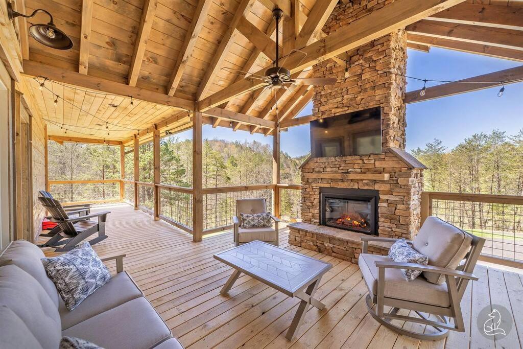 The Water Fox in Sevierville with Indoor Pool, Hot Tub, Game Rm, and Theater view 3