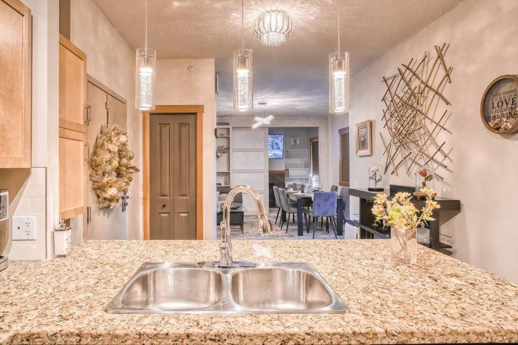 Mountain Escape sleeps 10 Guests in this 3BD 2BT Top Floor Condo with Mountain View