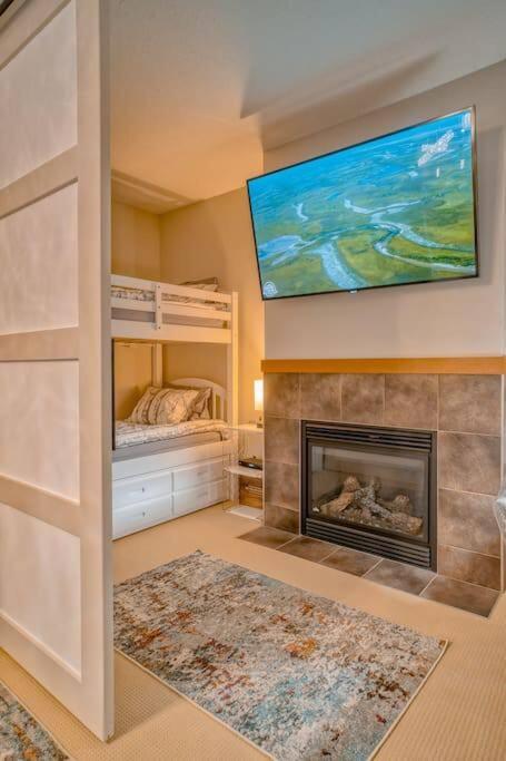 Mountain Escape sleeps 10 Guests in this 3BD 2BT Top Floor Condo with Mountain View