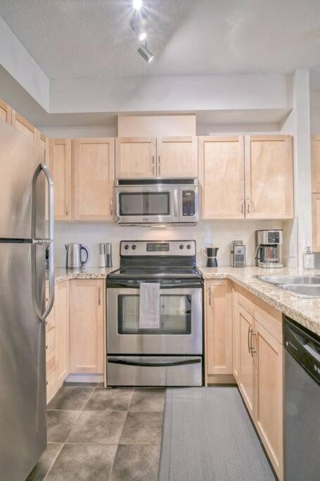 Mountain Escape sleeps 10 Guests in this 3BD 2BT Top Floor Condo with Mountain View