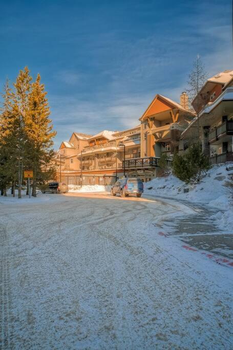 Mountain Escape sleeps 10 Guests in this 3BD 2BT Top Floor Condo with Mountain View