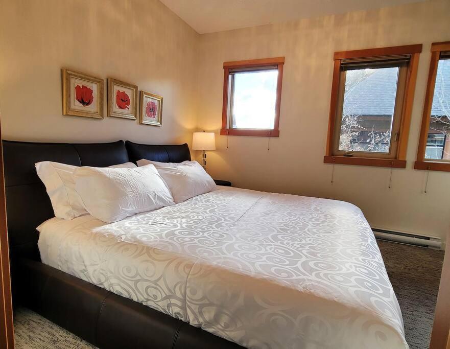 Mountain Escape sleeps 10 Guests in this 3BD 2BT Top Floor Condo with Mountain View