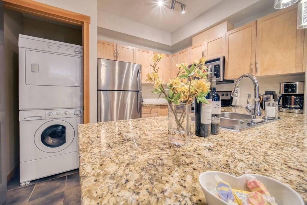 Mountain Escape sleeps 10 Guests in this 3BD 2BT Top Floor Condo with Mountain View