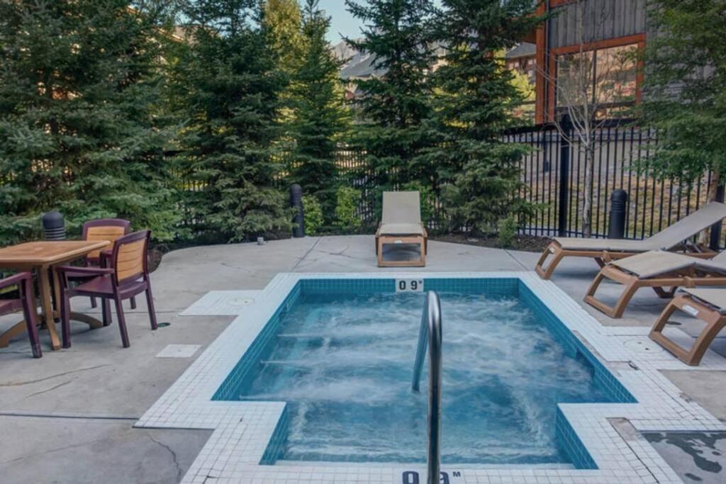 Mountain Escape sleeps 10 Guests in this 3BD 2BT Top Floor Condo with Mountain View