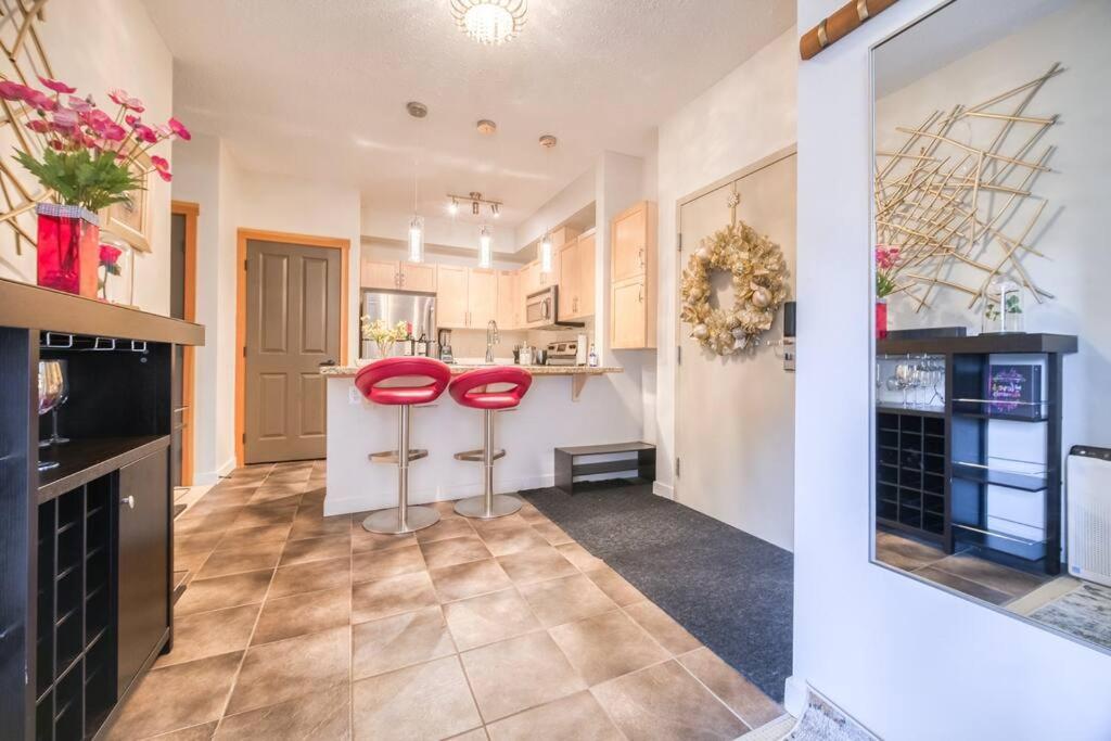 Mountain Escape sleeps 10 Guests in this 3BD 2BT Top Floor Condo with Mountain View