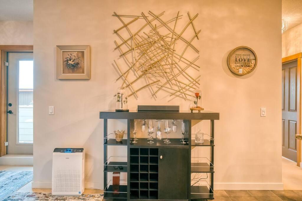 Mountain Escape sleeps 10 Guests in this 3BD 2BT Top Floor Condo with Mountain View
