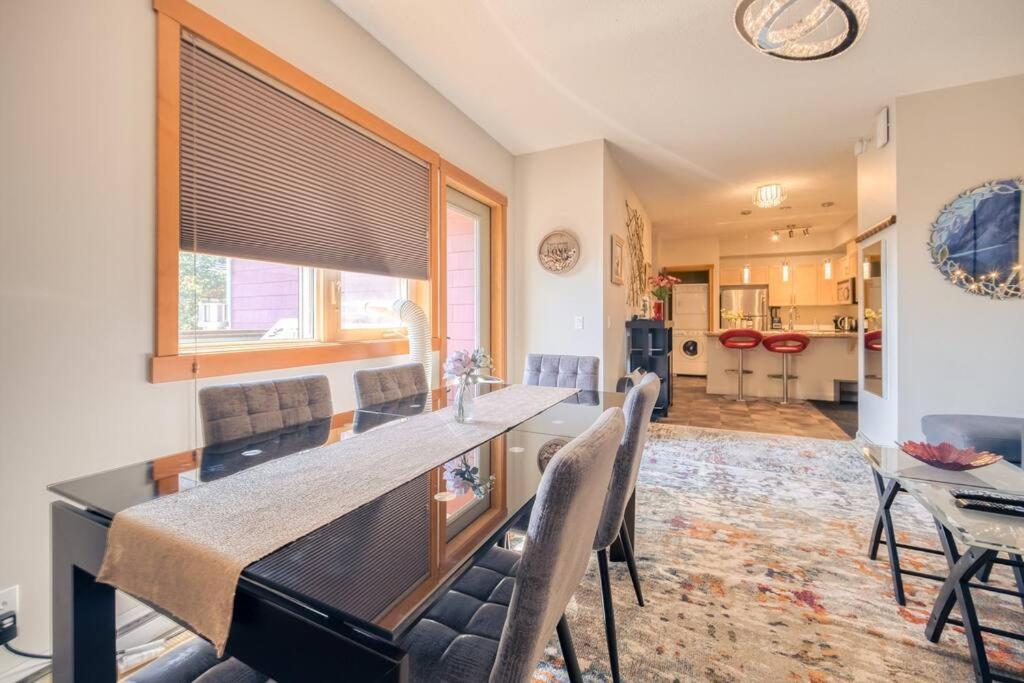 Mountain Escape sleeps 10 Guests in this 3BD 2BT Top Floor Condo with Mountain View