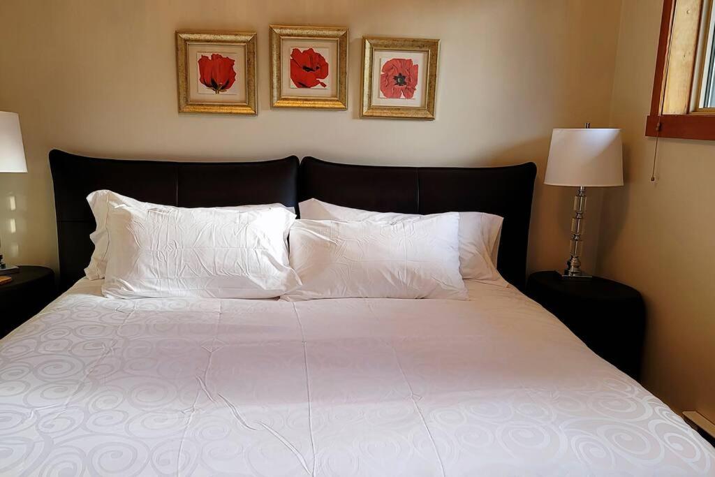 Mountain Escape sleeps 10 Guests in this 3BD 2BT Top Floor Condo with Mountain View