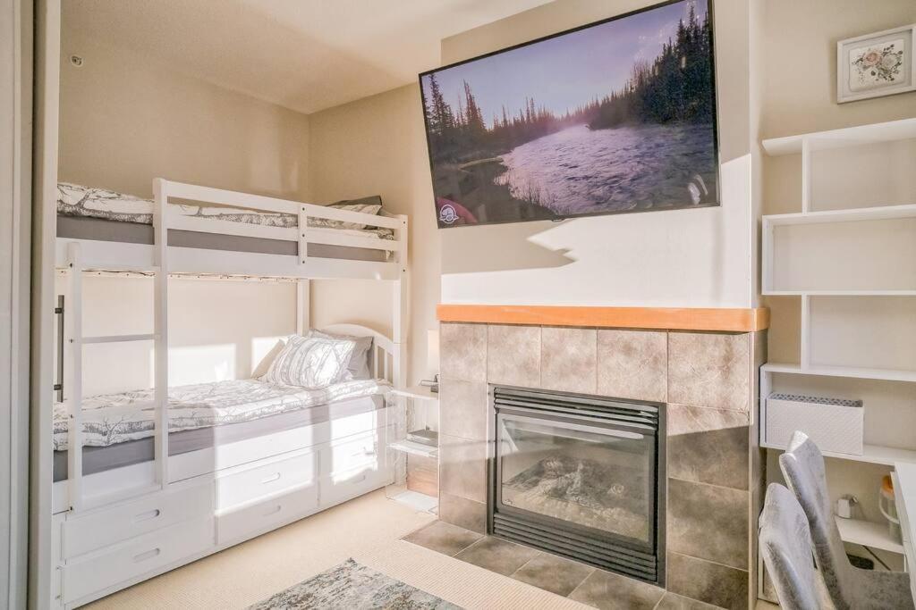 Mountain Escape sleeps 10 Guests in this 3BD 2BT Top Floor Condo with Mountain View