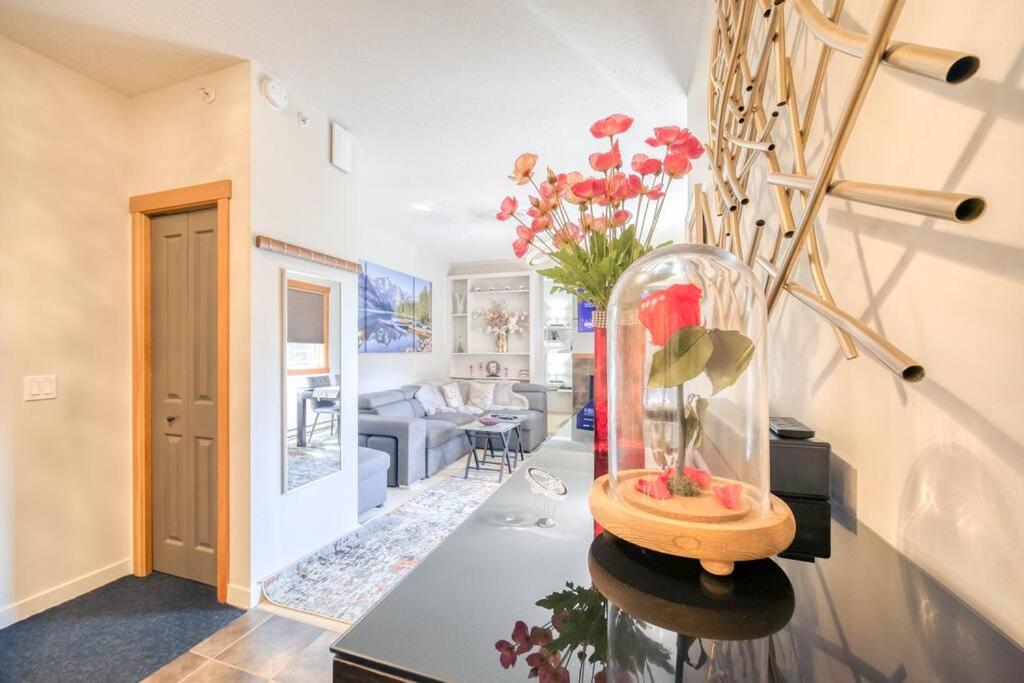 Mountain Escape sleeps 10 Guests in this 3BD 2BT Top Floor Condo with Mountain View