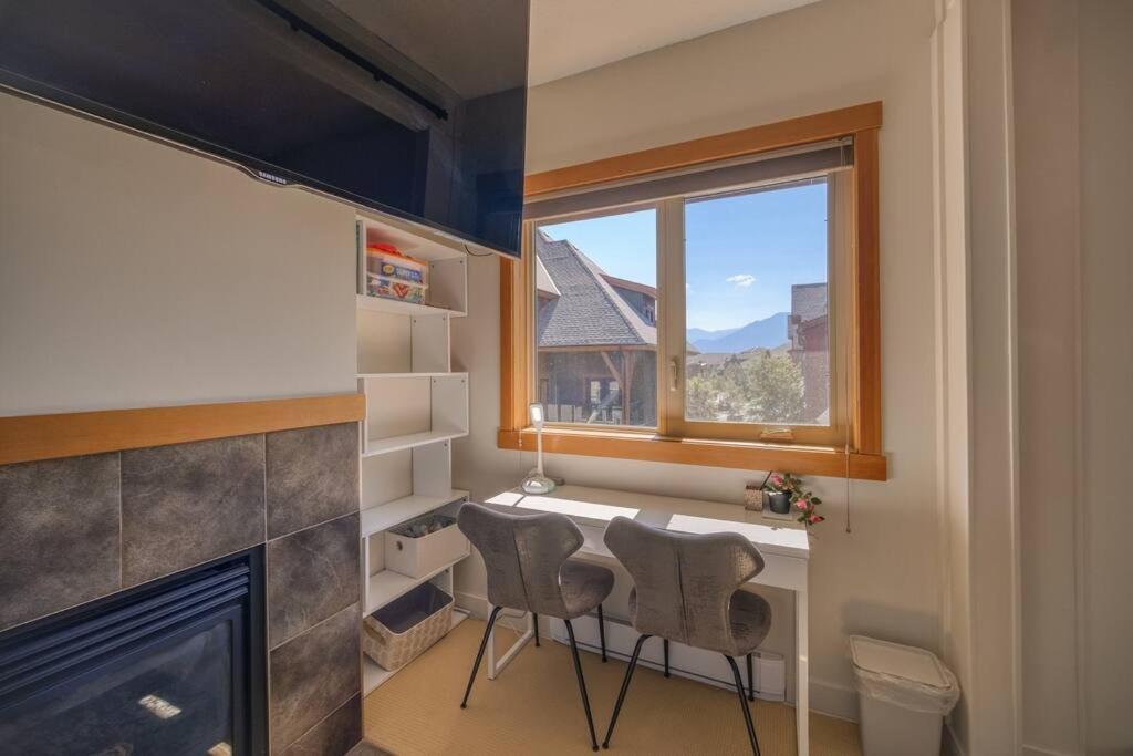 Mountain Escape sleeps 10 Guests in this 3BD 2BT Top Floor Condo with Mountain View
