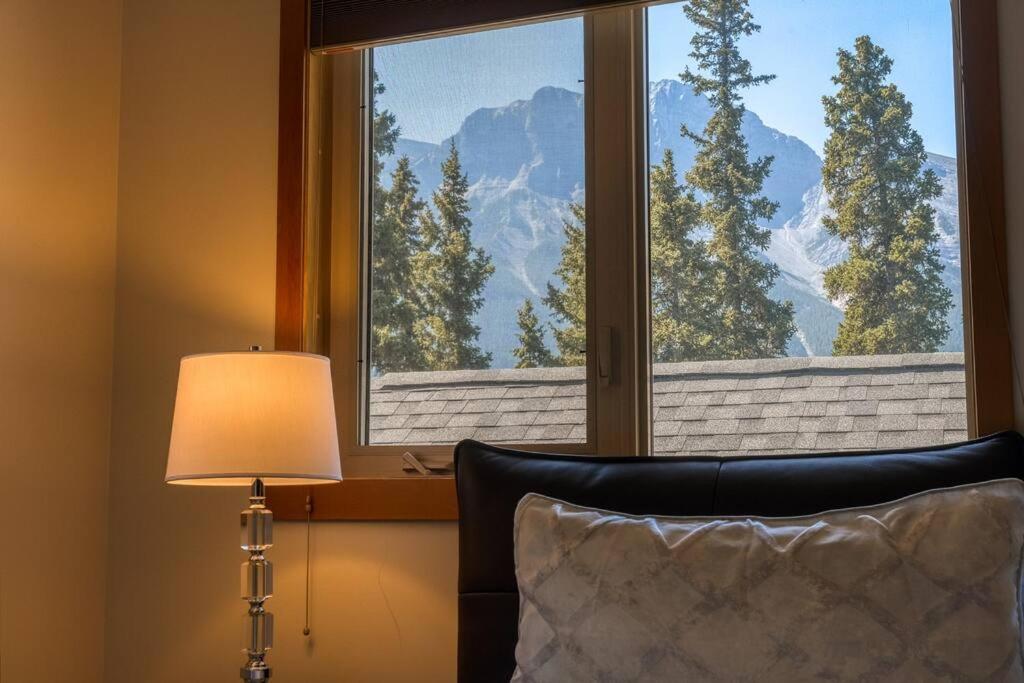 Mountain Escape sleeps 10 Guests in this 3BD 2BT Top Floor Condo with Mountain View