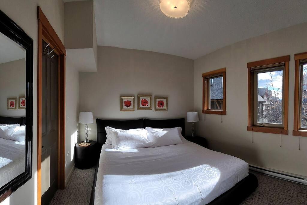 Mountain Escape sleeps 10 Guests in this 3BD 2BT Top Floor Condo with Mountain View