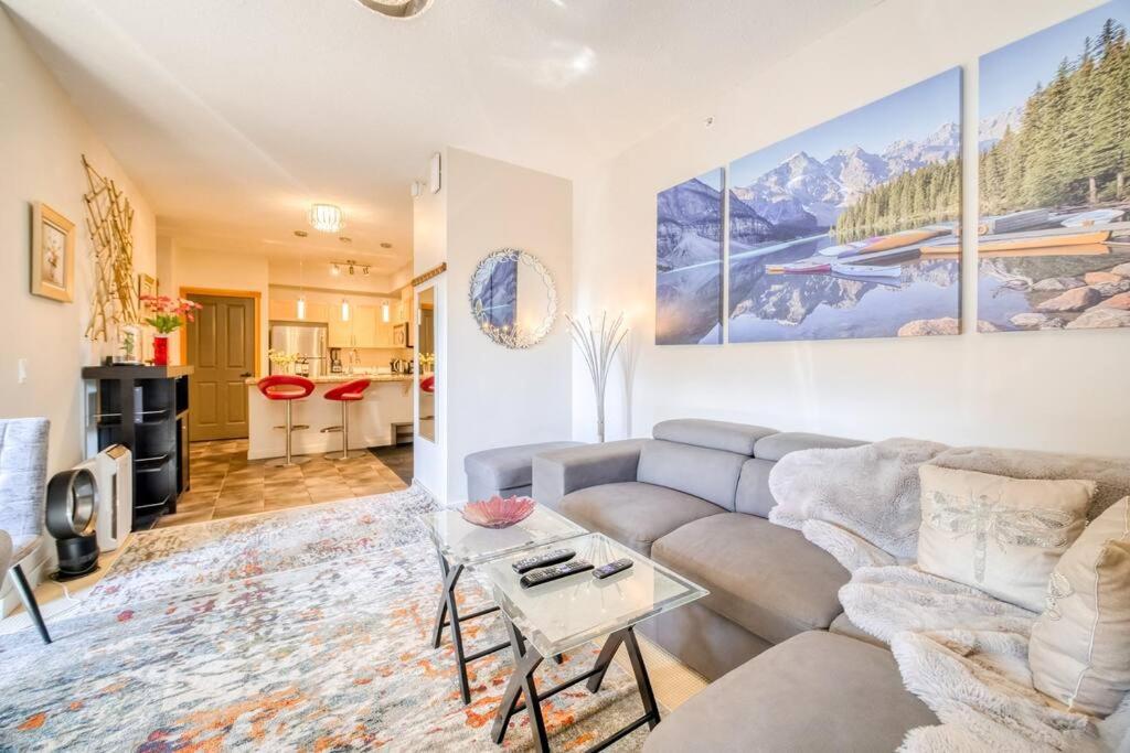 Mountain Escape sleeps 10 Guests in this 3BD 2BT Top Floor Condo with Mountain View