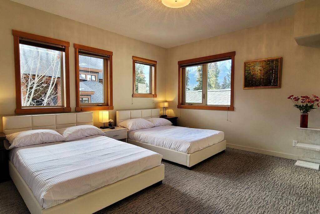 Mountain Escape sleeps 10 Guests in this 3BD 2BT Top Floor Condo with Mountain View
