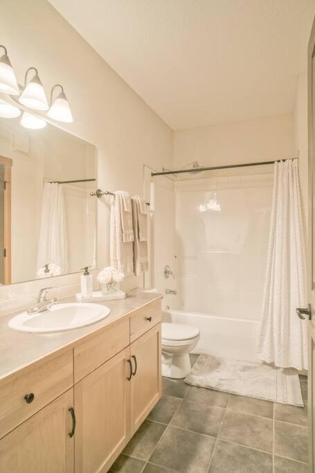 Mountain Escape sleeps 10 Guests in this 3BD 2BT Top Floor Condo with Mountain View