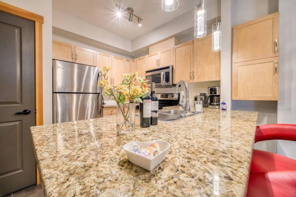 Mountain Escape sleeps 10 Guests in this 3BD 2BT Top Floor Condo with Mountain View