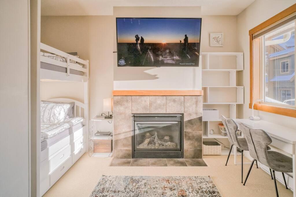 Mountain Escape sleeps 10 Guests in this 3BD 2BT Top Floor Condo with Mountain View
