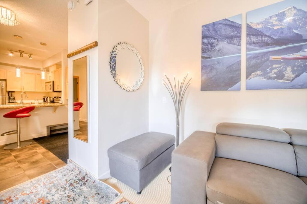 Mountain Escape sleeps 10 Guests in this 3BD 2BT Top Floor Condo with Mountain View