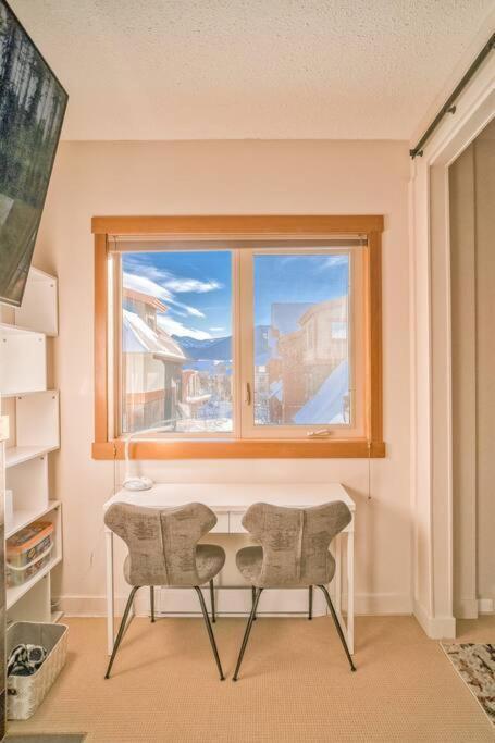 Mountain Escape sleeps 10 Guests in this 3BD 2BT Top Floor Condo with Mountain View