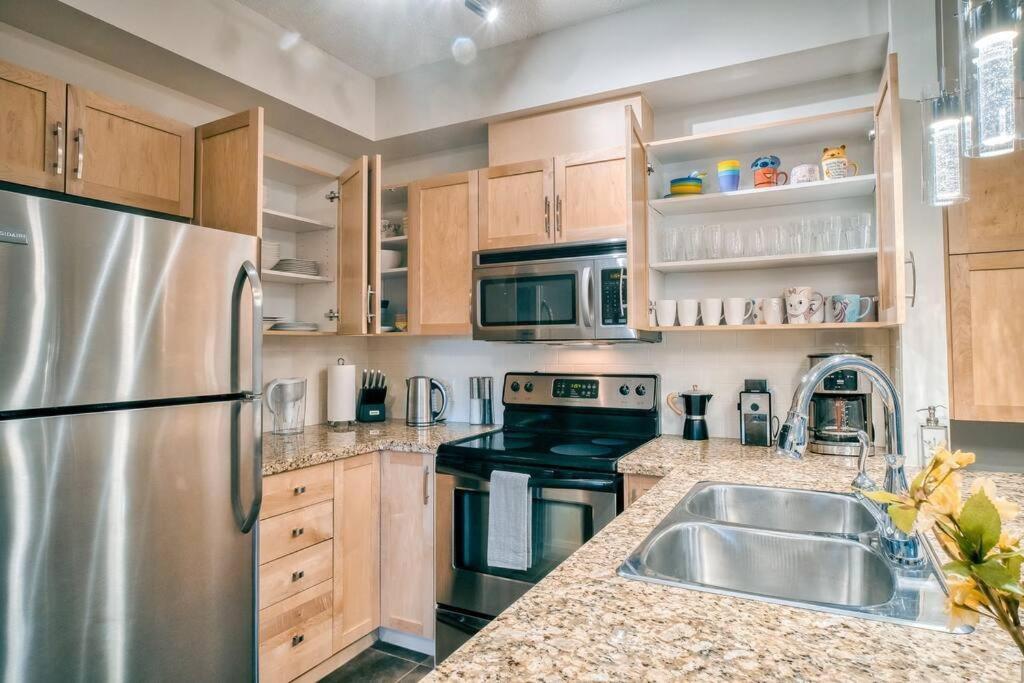Mountain Escape sleeps 10 Guests in this 3BD 2BT Top Floor Condo with Mountain View