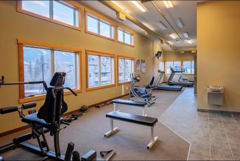 Mountain Escape sleeps 10 Guests in this 3BD 2BT Top Floor Condo with Mountain View