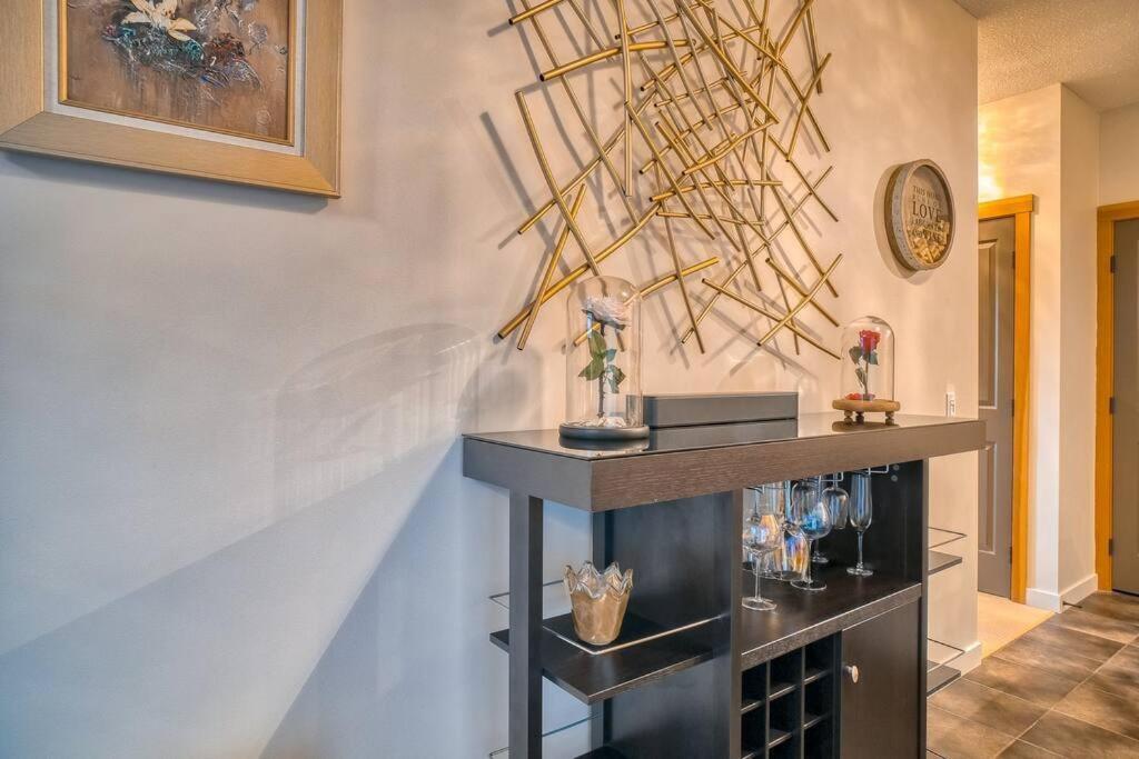 Mountain Escape sleeps 10 Guests in this 3BD 2BT Top Floor Condo with Mountain View