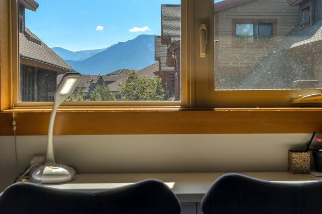 Mountain Escape sleeps 10 Guests in this 3BD 2BT Top Floor Condo with Mountain View