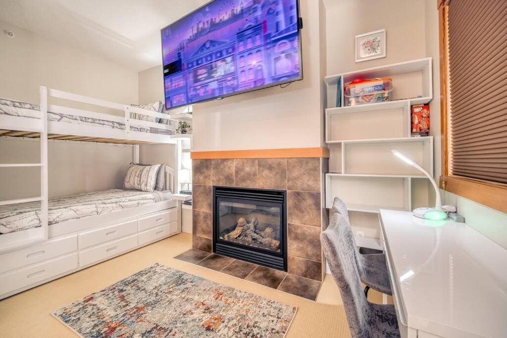 Mountain Escape sleeps 10 Guests in this 3BD 2BT Top Floor Condo with Mountain View