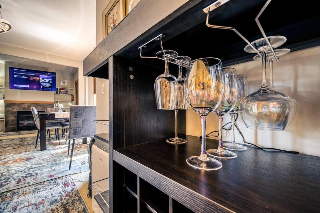 Mountain Escape sleeps 10 Guests in this 3BD 2BT Top Floor Condo with Mountain View