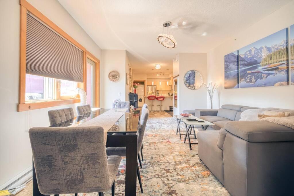 Mountain Escape sleeps 10 Guests in this 3BD 2BT Top Floor Condo with Mountain View