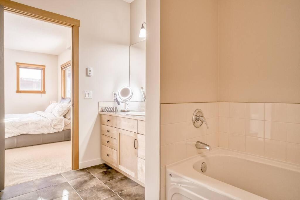 Mountain Escape sleeps 10 Guests in this 3BD 2BT Top Floor Condo with Mountain View