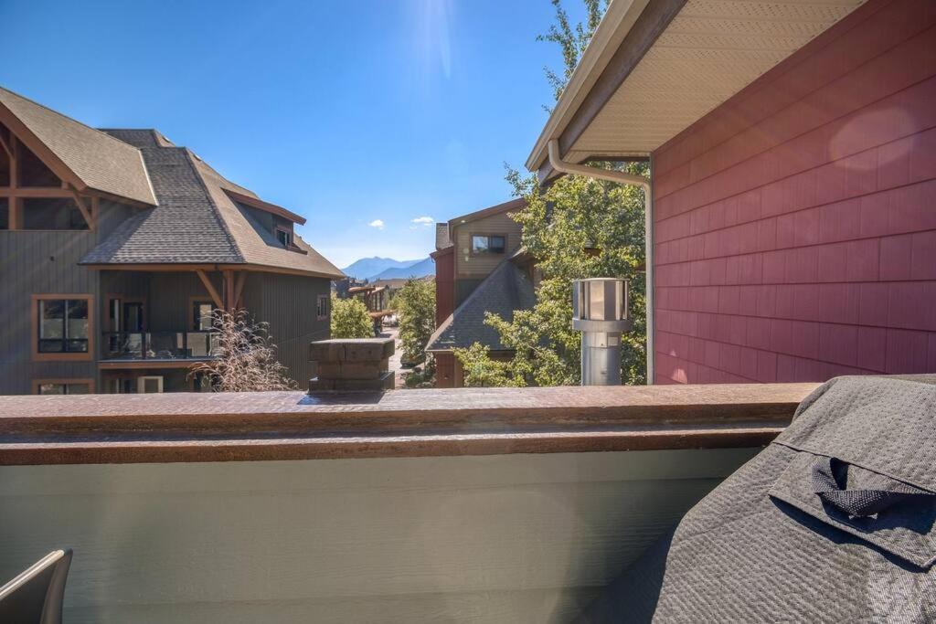 Mountain Escape sleeps 10 Guests in this 3BD 2BT Top Floor Condo with Mountain View