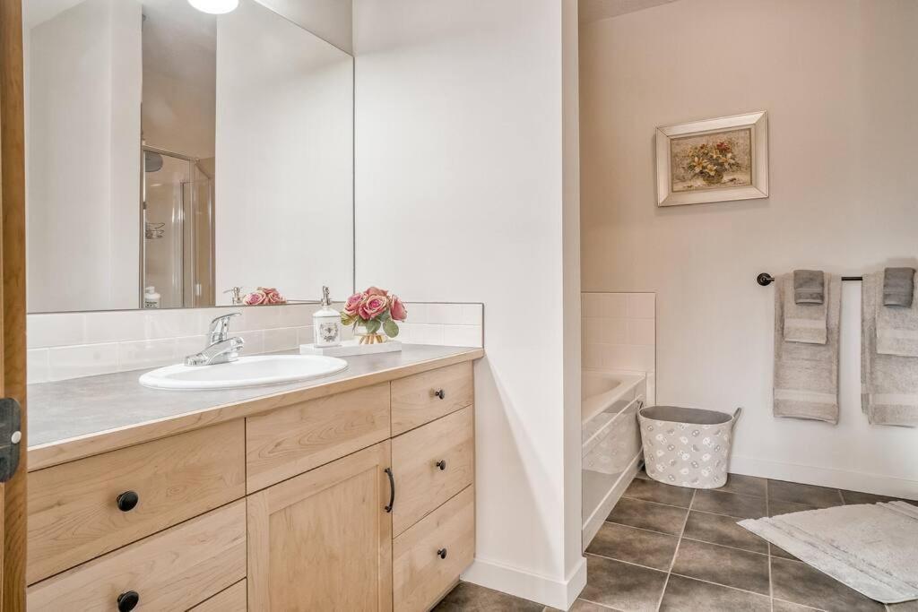 Mountain Escape sleeps 10 Guests in this 3BD 2BT Top Floor Condo with Mountain View