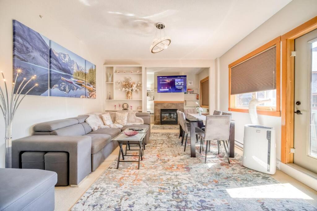 Mountain Escape sleeps 10 Guests in this 3BD 2BT Top Floor Condo with Mountain View
