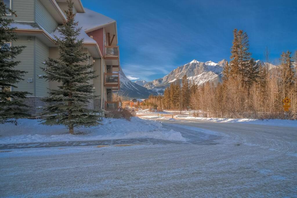 Mountain Escape sleeps 10 Guests in this 3BD 2BT Top Floor Condo with Mountain View