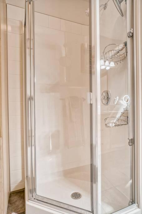 Mountain Escape sleeps 10 Guests in this 3BD 2BT Top Floor Condo with Mountain View