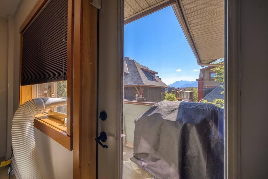 Mountain Escape sleeps 10 Guests in this 3BD 2BT Top Floor Condo with Mountain View
