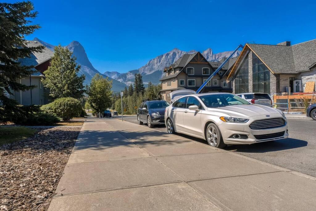 Mountain Escape sleeps 10 Guests in this 3BD 2BT Top Floor Condo with Mountain View