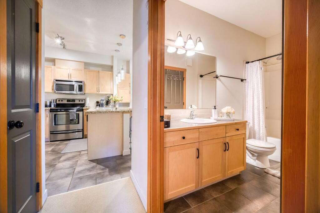 Mountain Escape sleeps 10 Guests in this 3BD 2BT Top Floor Condo with Mountain View