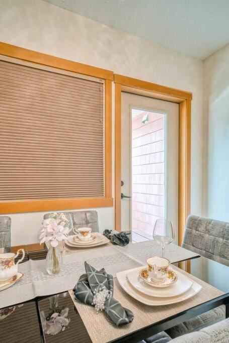 Mountain Escape sleeps 10 Guests in this 3BD 2BT Top Floor Condo with Mountain View