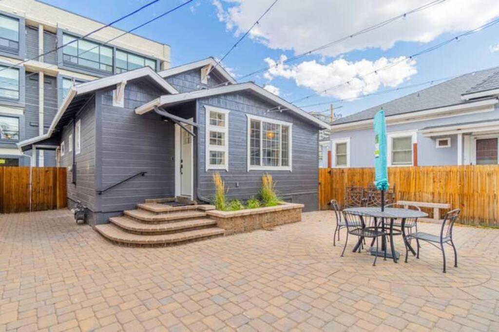 Modern 1-BR Apartment Close to Downtown Vibes view 3