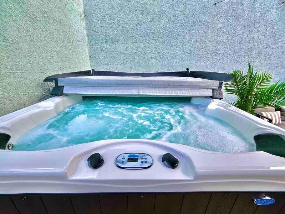 Hollywood Hills & Sunset Strip Home w Hottub
