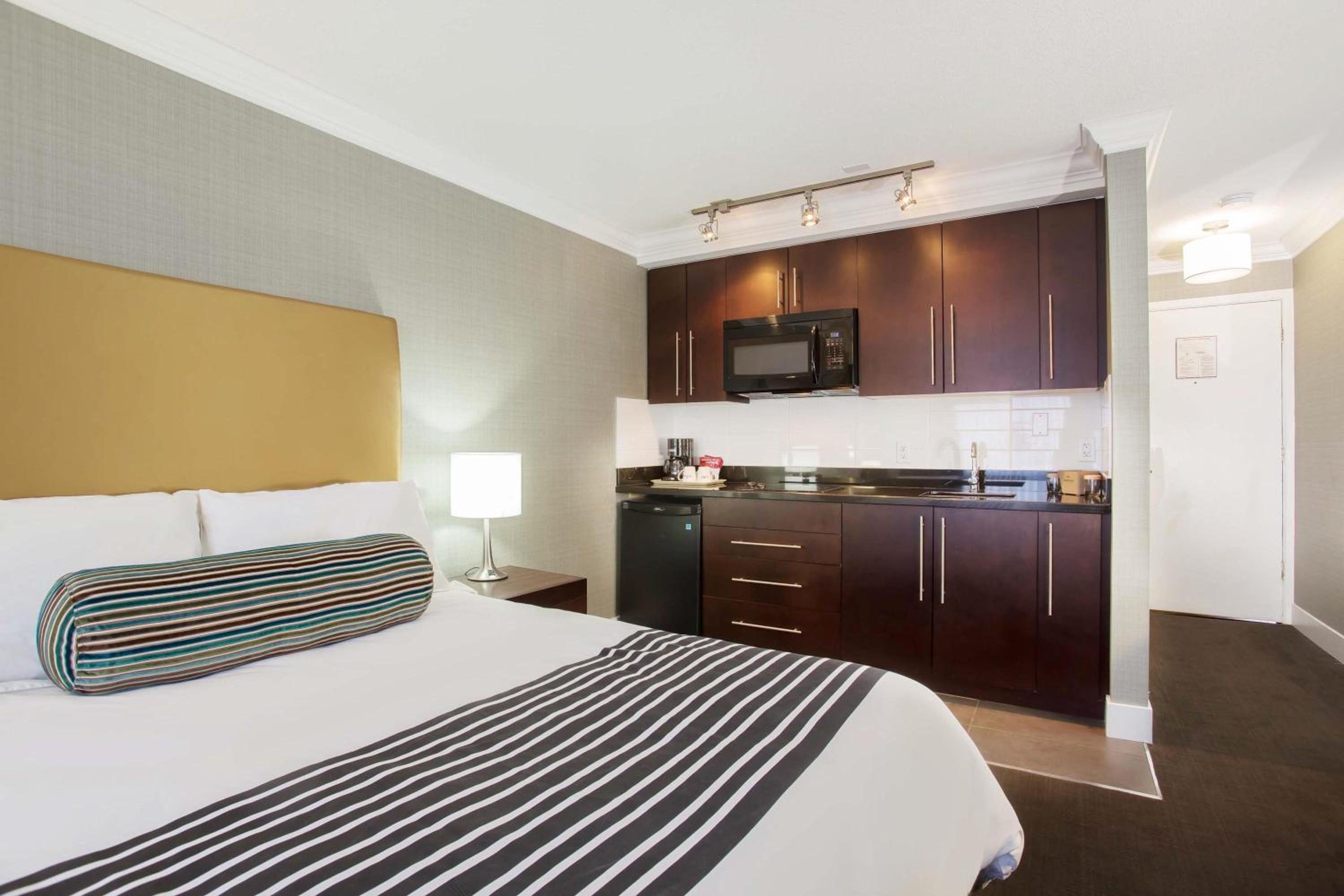 Vernon Vacations - Sandman Hotel Vernon - Property Image 2