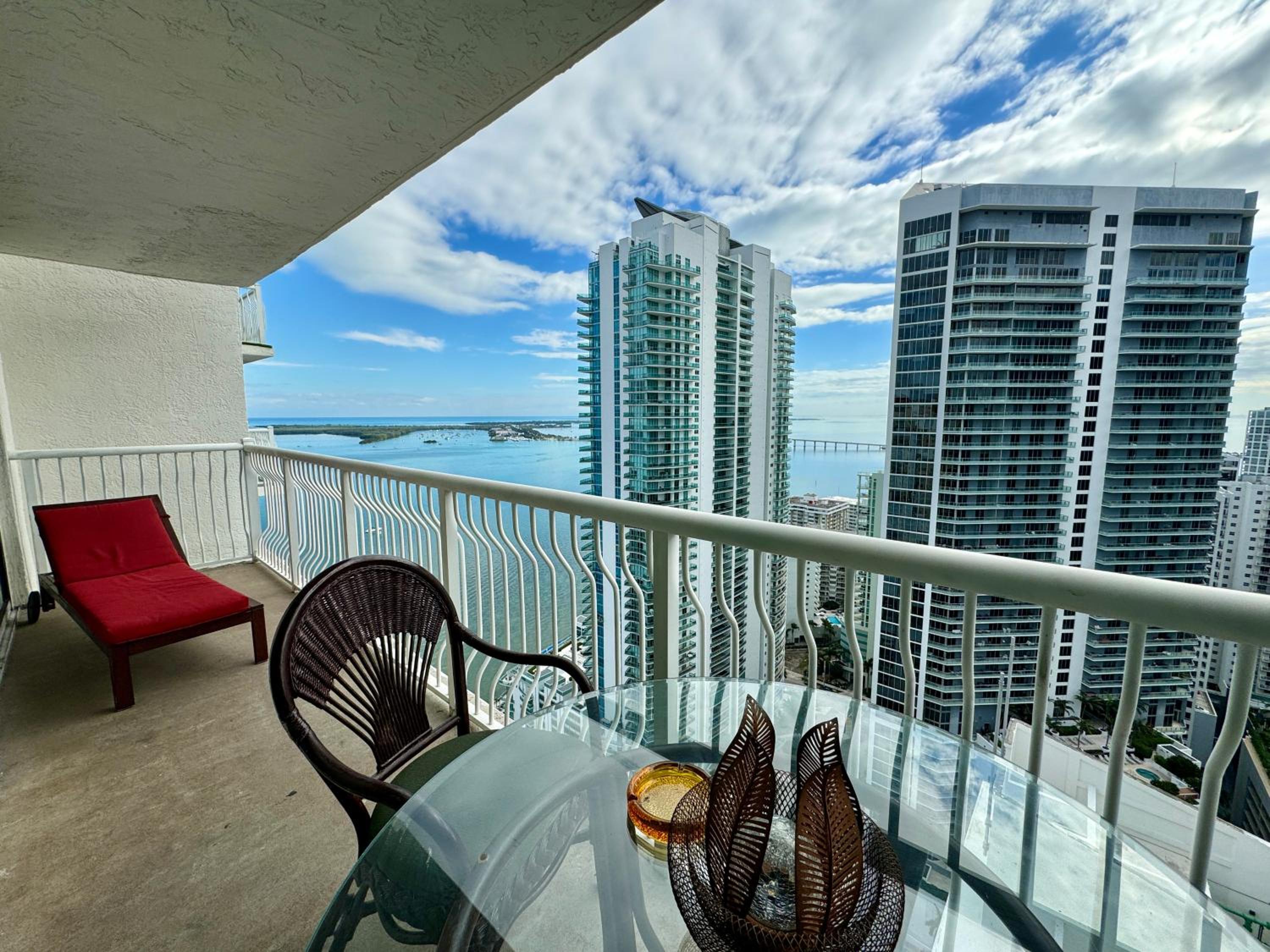 Brickell Apt with Bay Views, Pool, Free Parking